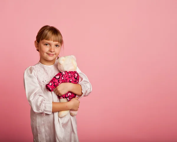 Petite fille avec un ours en peluche — Photo