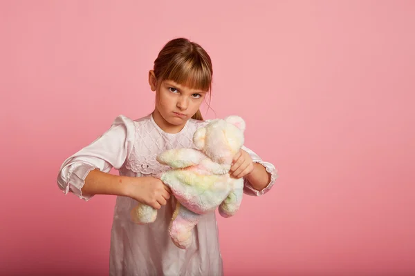 Liten flicka dra en nallebjörn — Stockfoto