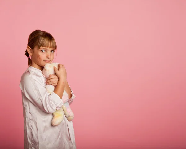 Oyuncak ayıyla küçük bir kız — Stok fotoğraf