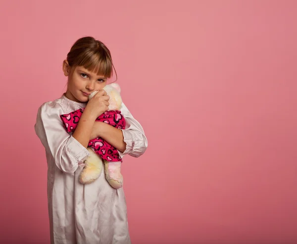 Klein meisje met een teddybeer — Stockfoto