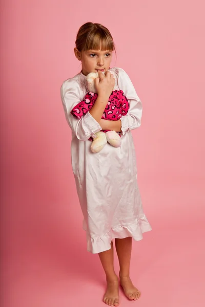 Petite fille avec un ours en peluche — Photo