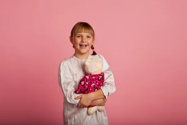 Klein meisje met een teddybeer — Stockfoto