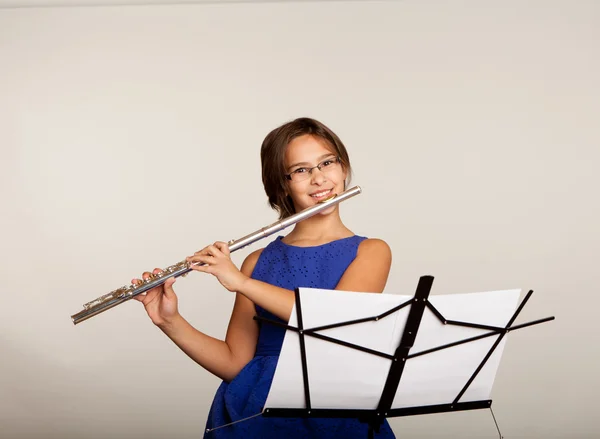 Menina tocando sua flauta em um vestido azul fantasia — Fotografia de Stock