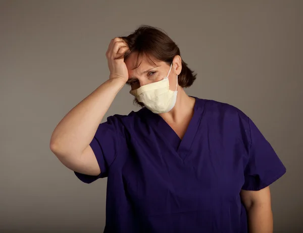 Έμπειρο γιατρό ή νοσοκόμα σε μάσκα — Φωτογραφία Αρχείου