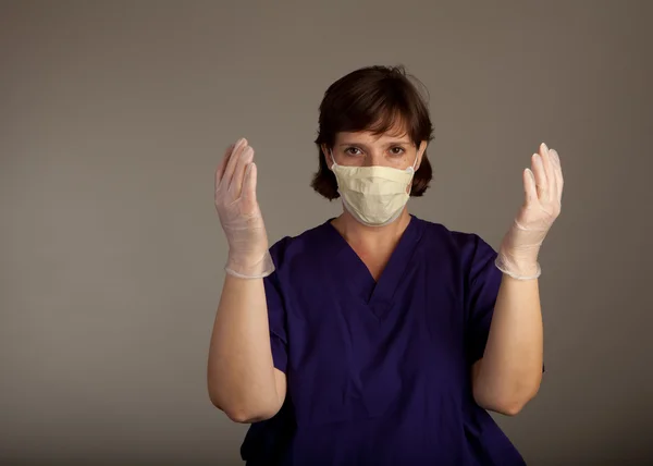Опытный врач или медсестра в маске — стоковое фото