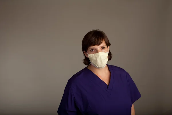 Doświadczony lekarz lub pielęgniarka w masce — Zdjęcie stockowe