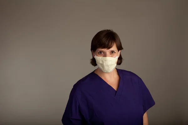 Опытный врач или медсестра в маске — стоковое фото