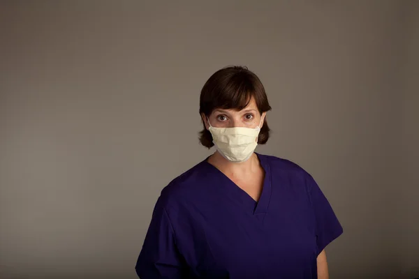 Doświadczony lekarz lub pielęgniarka w masce — Zdjęcie stockowe