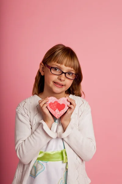 Kleines Mädchen mit Valentinstagsgeschenk — Stockfoto