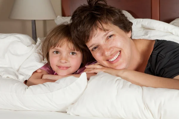 母亲和女儿在床上 — 图库照片