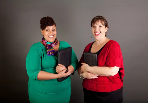 Kendine güvenen olgun artı boyutu buisiness kadınlar