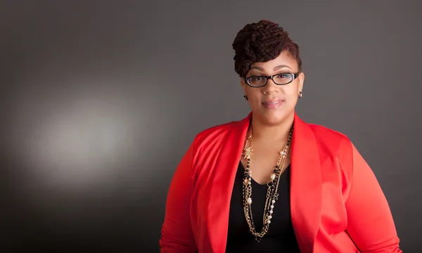 Kendine güvenen olgun artı boyutu buisiness kadınlar