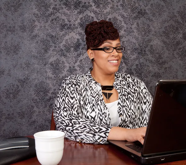 Evden çalışan siyah bir kadın.