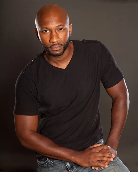 yakışıklı, atletik bir adam rahat poz 