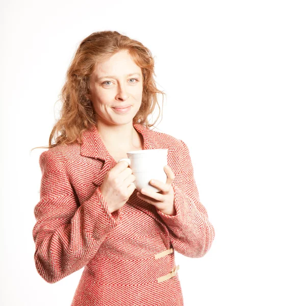 Redhead vrouw met koffie beker — Stockfoto