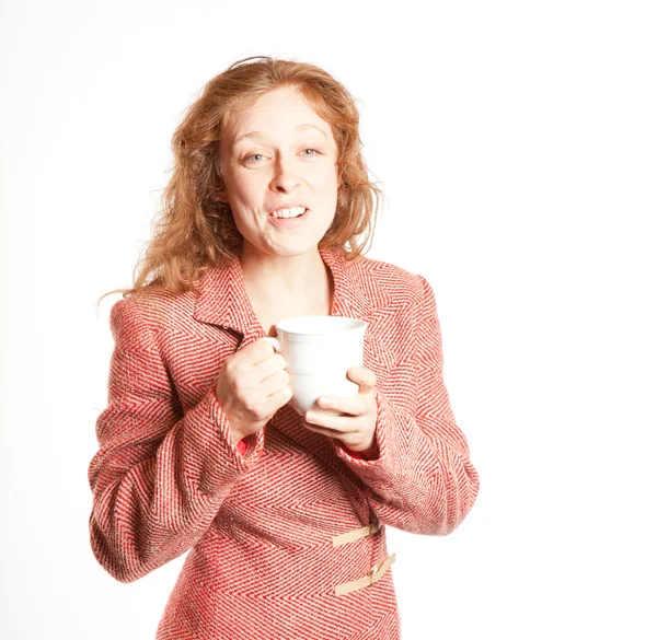 Rothaarige Frau mit Kaffeetasse — Stockfoto