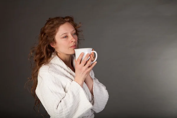 Donna rossa con tazza di caffè — Foto Stock