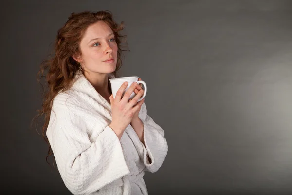 Donna rossa con tazza di caffè — Foto Stock
