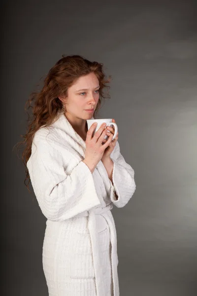 Donna rossa con tazza di caffè — Foto Stock