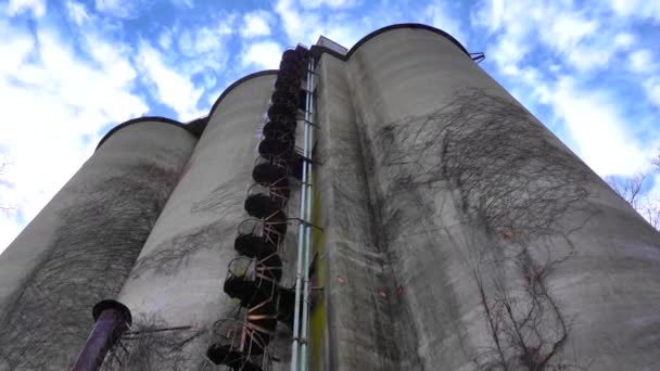 Övergiven spannmål silo med moln i blå himmel — Stockvideo