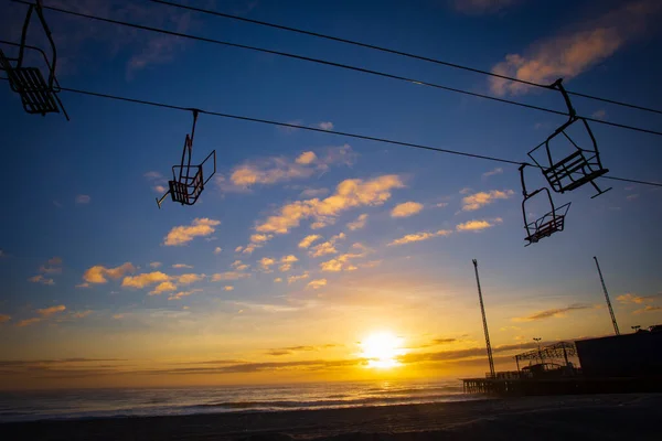 Skilift Style Skyride Beach Sunrise Amusment Park Background — Zdjęcie stockowe