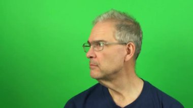 Yönetmenle kısa bir klip için pembe şapka giymesi konusunda tartışıp sonra da takan adam..