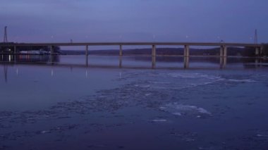 Kış mevsiminde Connecticut Nehri üzerindeki 95 numaralı karayolu köprüsünde buzlar akıyor..