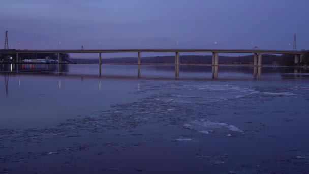 Puente interestatal 95 sobre el río Connecticut en invierno con hielo fluyendo. — Vídeo de stock