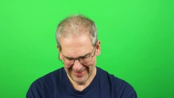 Starszy mężczyzna na zielonym ekranie śmieje się i uśmiecha do kamery — Wideo stockowe