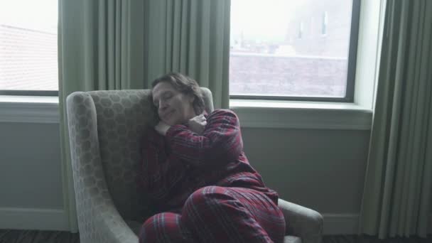 Femeia doarme pe un scaun — Videoclip de stoc