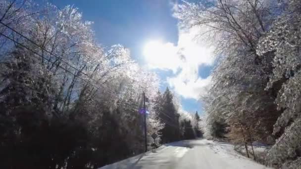 Fahrt auf einer Landstraße nach einem Eissturm. — Stockvideo