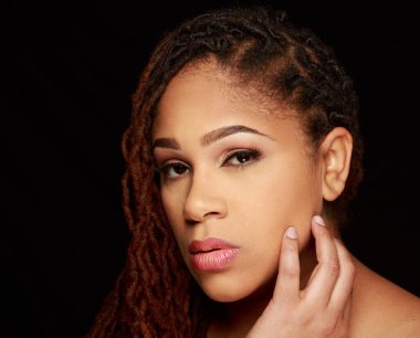 Stüdyoda kendine güvenen bir BBW seti ve çıplak omuzlu iri yarı zenci bir kadın.