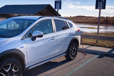 Madison, Connecticut ABD - 22 Ocak 2022 - Şarj istasyonunda Subaru Electic Car