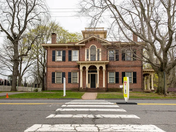Old Weathersfield, Connecticut USA - 16. dubna 2022 - Hurlbut-Dunham House with crosswalk on a cloudy day. — Stock fotografie
