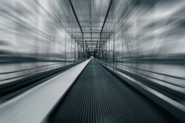 Hareket bulanıklığı olan eski Demir köprü.