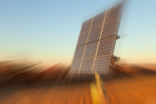 Panneau solaire près des bois — Photo