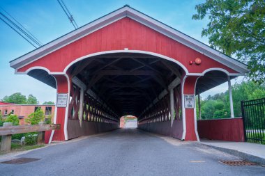 New Hampshire kırsalındaki köprüde yolun ortasından ve düşük perspektiften çekilmiş..