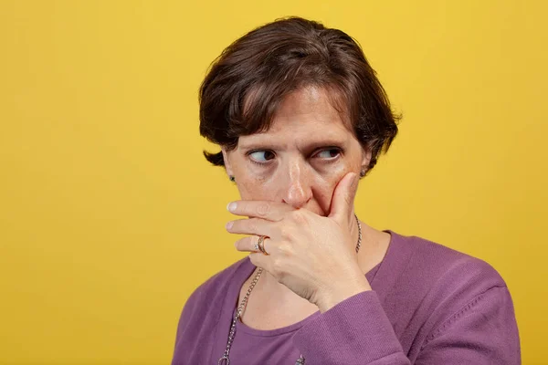 Attraktive Reife Frau Lila Bluse Auf Gelbem Hintergrund Die Von — Stockfoto