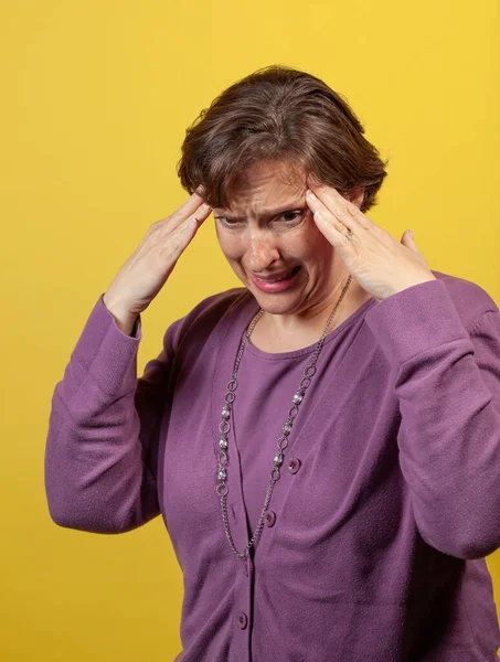 Aantrekkelijke Volwassen Vrouw Paarse Blouse Een Gele Achtergrond Met Haar — Stockfoto