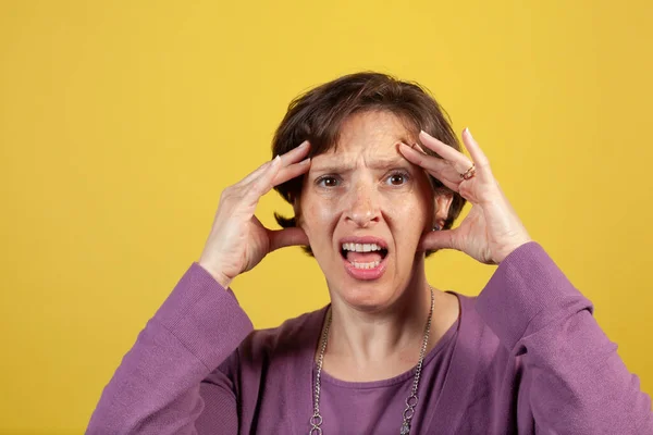 Aantrekkelijke Volwassen Vrouw Paarse Blouse Een Gele Achtergrond — Stockfoto