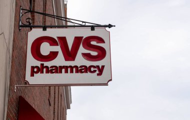 Salem, MA USA - 12 Haziran 2022 Salem şehir merkezinde ahşap bir CVS Eczane tabelası asılıyor. Bu tarihi bölgede şirketler için pek fazla geleneksel tabela yok.. 