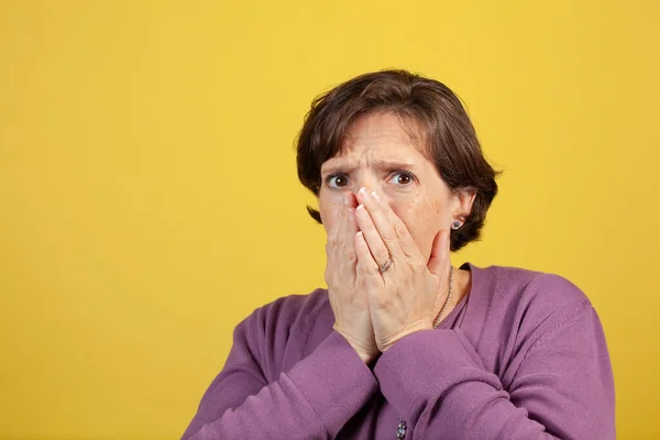 Aantrekkelijke Volwassen Vrouw Paarse Blouse Een Gele Achtergrond — Stockfoto