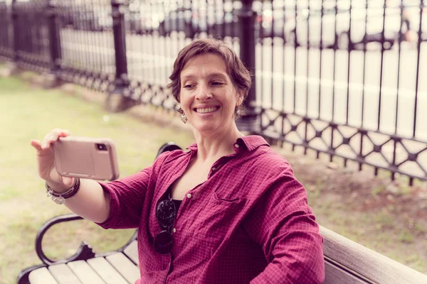 Volwassen Vrouw Een Park Het Nemen Van Een Selfie Maken — Stockfoto