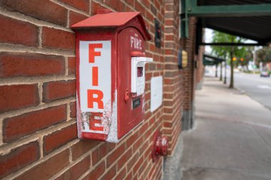 Salem, MA USA - 12 Haziran 2022 - Salem 'in tarihi bölgesinde sakin bir günde eski bir yangın alarmı.