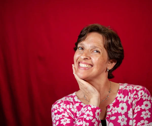 Atractiva Mujer Morena Madura Sobre Fondo Rojo Sonriente Concepto Estilo —  Fotos de Stock