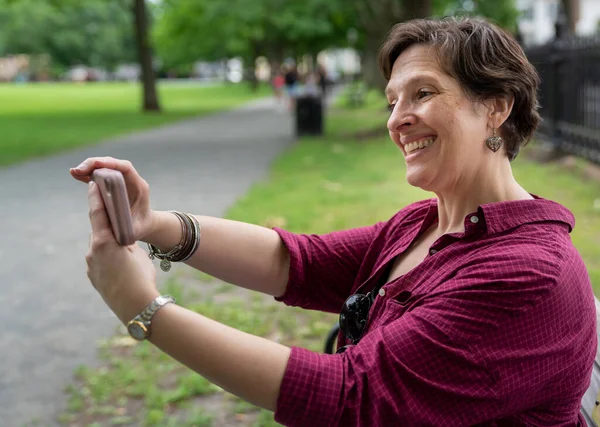 Volwassen Vrouw Een Park Het Nemen Van Een Selfie Maken — Stockfoto