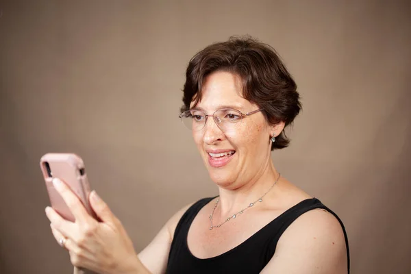 Mulher Madura Atraente Seu Telefone Conceito Mídia Social — Fotografia de Stock