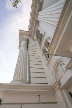 Gotik tarzın soyut bir örneği. Beyaz Kilise neredeyse dümdüz görünüyor. 