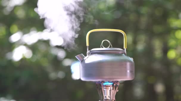 Backpackers Tea Kettle Boiling Water High Quality Footage Shot Sunny — Video