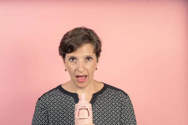 Brunette Woman Her 50S Studio Pink Background Drink Flask — Stockfoto